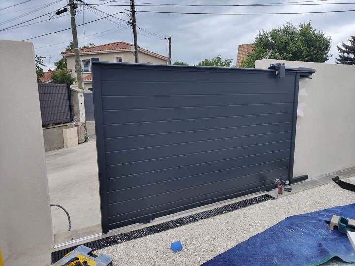 Nous concevons et installons des portails robustes et esthétiques.